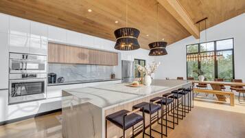 Een koelkast, een magnetron, een oven, een kookplaat