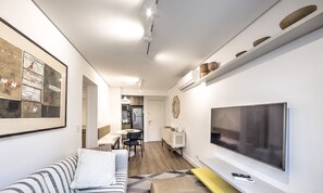 Appartement | Coin séjour | TV connectée de 32 pouces avec chaînes numériques