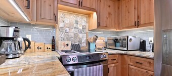Meadowlark Cabin is perfect for family getaways.  AC, Pet friendly, EV charger.
