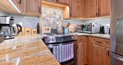 Meadowlark Cabin is perfect for family getaways. AC, Pet friendly, EV charger.