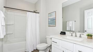 ヘアドライヤー、タオル、石鹸、トイレットペーパー