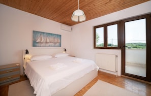 4 slaapkamers, een strijkplank/strijkijzer, reisbedje, gratis wifi
