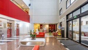 A modern lobby with red seating, a white reception desk, and a glass storefront. - Modern Studio Just 300m From Moema Metro Sqc0810 (São Paulo)