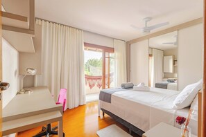 4 bedrooms, iron/ironing board, WiFi, bed sheets