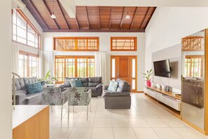 Télévision, cheminée