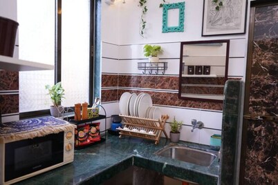 Bonjour Bandra: Cozy and Elegant Retreat on Carter Rd