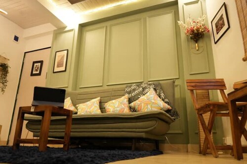 Bonjour Bandra: Cozy and Elegant Retreat on Carter Rd