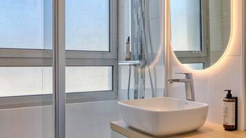 淋浴設備、提供毛巾、番梘、洗頭水