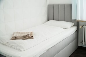 5 bedrooms, WiFi, bed sheets