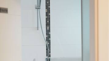 Regadera, secadora de cabello, bidet, toallas