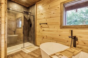 Douche, séchoir à cheveux, serviettes fournies, savon