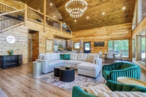 Smart TV, chimenea, tenis de mesa y libros 