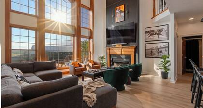 Luxury 5BR Estate: Bourbon Bar, Spa, Pool, 100"TV Cinema, 12 mins to Bardstown