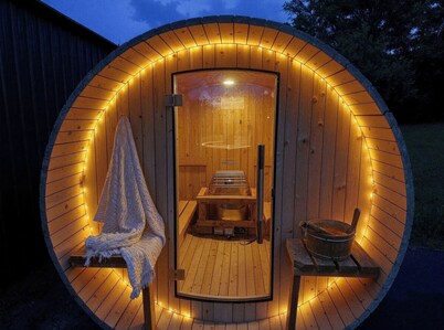 Luxury 5BR Estate: Bourbon Bar, Spa, Pool, 100"TV Cinema, 12 mins to Bardstown