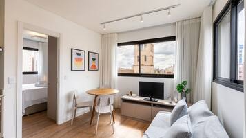 Apartamento básico | Área de estar | Smart TV 32 polegadas com canais digitais