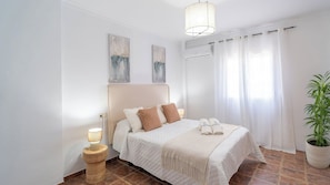 6 bedrooms, travel crib, WiFi
