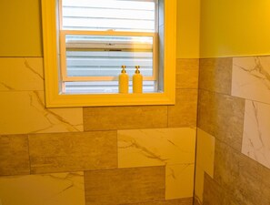 Rumah, beberapa kamar, akses difabel | Kamar mandi