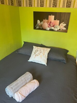 2 chambres, fer et planche à repasser, Wi-Fi gratuit, draps fournis