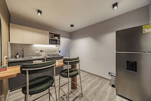 Refrigerador, microondas, parrilla de estufa y cafetera y tetera