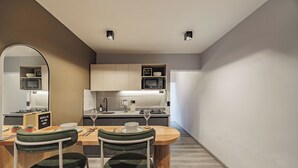 Una cocina moderna con zona de comedor.