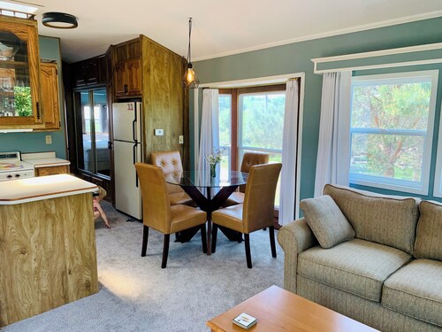 Cozy 1-bedroom tiny home overlooking Lake Leelanau in serene Cedar with AC