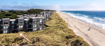 Beachfront 2-bedroom Condo by the Sea!