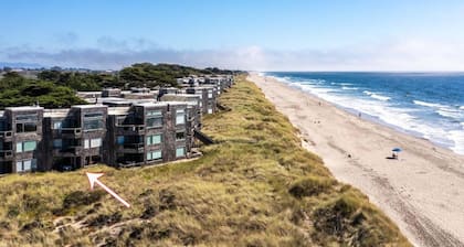 Beachfront 2-bedroom Condo by the Sea!