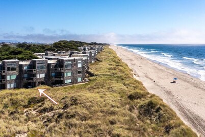 Beachfront 2-bedroom Condo by the Sea!