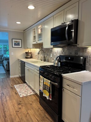 Microwave, oven, stovetop, dishwasher - MONTHLY RENTAL. Charming, updated cottage in Pentwater with AC, deck & hot tub. (Pentwater)
