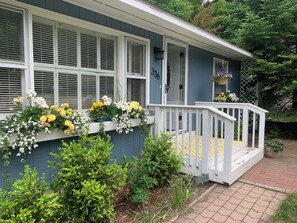 Exterior detail - MONTHLY RENTAL. Charming, updated cottage in Pentwater with AC, deck & hot tub. (Pentwater)