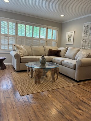 TV, fireplace - MONTHLY RENTAL. Charming, updated cottage in Pentwater with AC, deck & hot tub. (Pentwater)