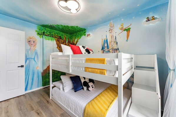 3 chambres, bureau, fer et planche à repasser, lit de bébé portatif