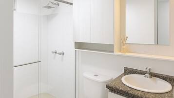 Douche, serviettes fournies, savon, shampoing