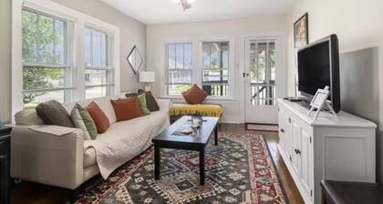 Near Indiana Dunes & Beaches, House sleeps 8, Yes to Pets, Private backyard