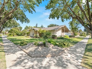 Property grounds - Hot Tub, Game Room - 3 Bed: 2 Bath near Fig Garden Loop! (Fresno)