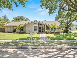 Exterior - Hot Tub, Game Room - 3 Bed: 2 Bath near Fig Garden Loop! (Fresno)
