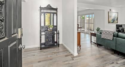 Hot Tub, Game Room - 3 Bed: 2 Bath near Fig Garden Loop!