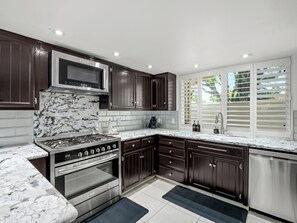Fridge, microwave, oven, stovetop - Hot Tub, Game Room - 3 Bed: 2 Bath near Fig Garden Loop! (Fresno)