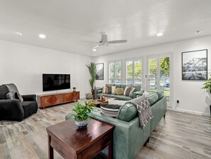 Smart TV, table football - Hot Tub, Game Room - 3 Bed: 2 Bath near Fig Garden Loop! (Fresno)