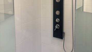 Haartrockner, Handtücher, Seife, Shampoo