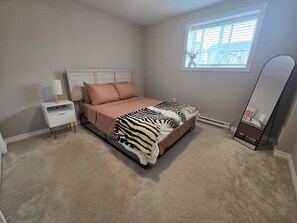 2 bedrooms, iron/ironing board, WiFi, bed sheets - Welcome to The Happy Hideout! (St. John's)