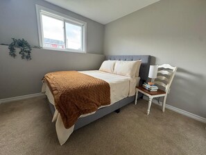 2 bedrooms, iron/ironing board, WiFi, bed sheets - Welcome to The Happy Hideout! (St. John's)