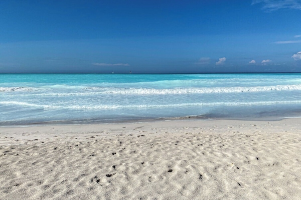 Chaises longues, serviettes de plage