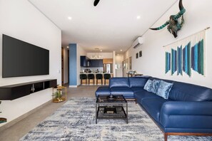 TV connectée, livres, médiathèque, vidéothèque