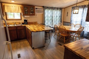 Horno, parrilla de estufa, cafetera y tetera y utensilios de cocina 