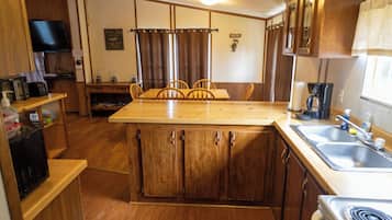 Oven, stovetop, coffee/tea maker, cookware/dishes/utensils