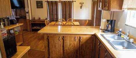 Oven, stovetop, coffee/tea maker, cookware/dishes/utensils