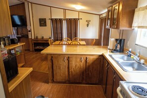 Ofen, Herdplatte, Wasserkocher mit Kaffee-/Teezubehör