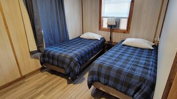 2 bedrooms, iron/ironing board, internet