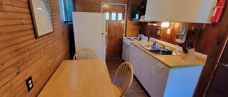 Horno, parrilla de estufa, cafetera y tetera y utensilios de cocina